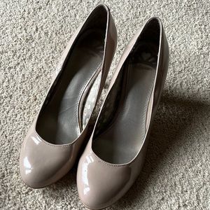 Fergalicious tan pumps